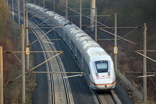 Einblicke bei einer Bahnfahrt mit Start in Goettingen Hbf nach Hannover Hbf auf der ICE Strecke bei Northeim. Zugreise in Deutschland mit der Bahn im ICE. *** Insights from a train journey starting in Goettingen Hbf to Hannover Hbf on the ICE route near Northeim Train journey in Germany by train on the ICE