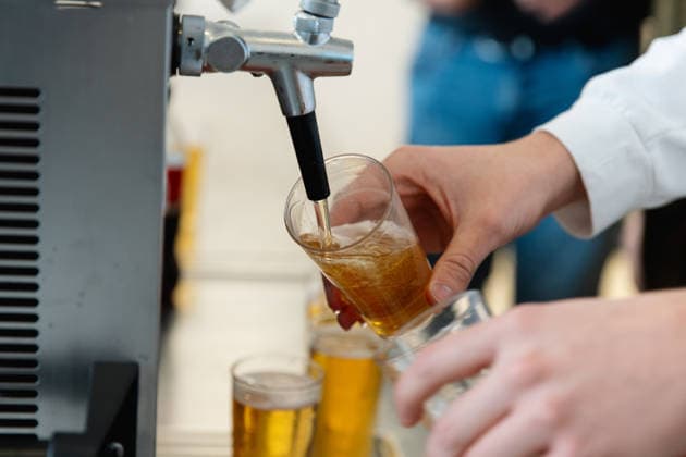 20.20.2025, xKWIx, Hallenturnier: Person zapft Bier in ein Glas Bierglas Bierkonsum Getränke Lebensmittel Bierpreis Bierpreise Pils Radler Biermischgetränke Alt Kölsch Photo: xKamilxWilkowskixPressefotoKochx NRW Deutschland *** 20 20 2025, xKWIx, indoor tournament Person taps beer into a glass Beer consumption Beverages Food Beer price Beer prices Pilsner Radler Mixed beer drinks Alt Kölsch Photo xKamilxWilkowskixPressefotoKochx NRW Germany