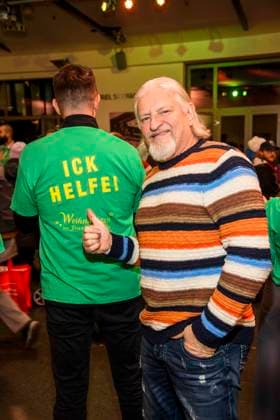 abb Frank Kessler actor as celebrity waiter serving Gaensekeuele at the 31 Frank Zander Christmas party Christmas dinner for homeless and needy people at Estrel Convention Center amn 22 12 2025 in Berlin Berlin Germany