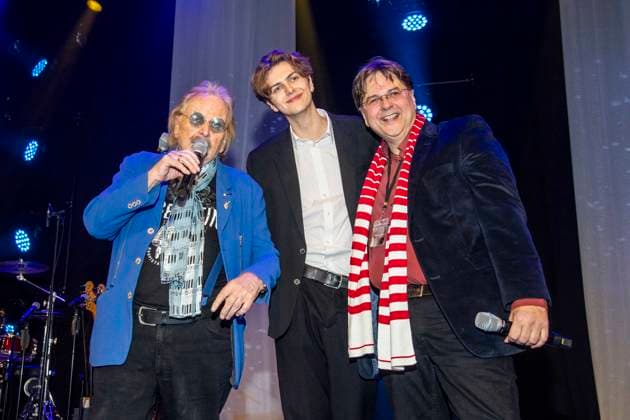 abb Frank Zander Elias Zander grandson and Marcus Zander at the 31 Christmas party Christmas dinner for homeless and needy people at the Estrel Convention Center amn 22 12 2025 in Berlin Berlin Germany