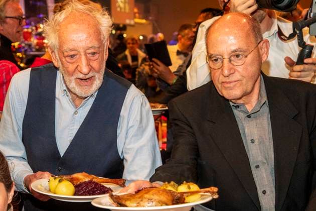abb Dieter Hallervorden and Gregor Gysi as celebrity waiters serving plates with Gaensekeuele red cabbage and dumplings at the 31 Frank Zander Christmas Party Christmas Dinner for Homeless and Needy People 2025 at Estrel Convention Center on December 22, 2025 in Berlin Berlin Germany