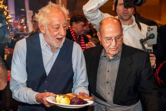 abb Dieter Hallervorden and Gregor Gysi as celebrity waiters serving plates with Gaensekeuele red cabbage and dumplings at the 31 Frank Zander Christmas Party Christmas Dinner for Homeless and Needy People 2025 at Estrel Convention Center on December 22, 2025 in Berlin Berlin Germany