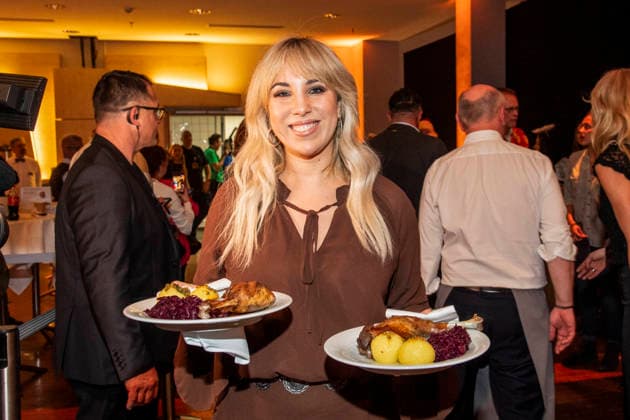 abb Annemarie Eilfeld Sangerin as celebrity waiter serving plates with Gaensekeuele red cabbage and dumplings at the 31 Frank Zander Christmas party Christmas dinner for homeless and needy people 2025 at Estrel Convention Center on December 22, 2025 in Berlin Berlin Germany