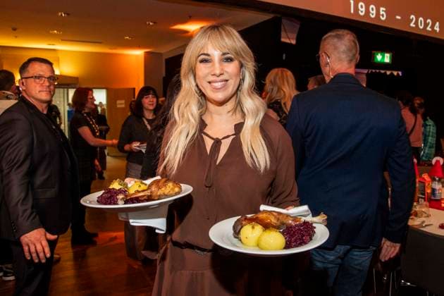 abb Annemarie Eilfeld Sangerin as celebrity waiter serving plates with Gaensekeuele red cabbage and dumplings at the 31 Frank Zander Christmas party Christmas dinner for homeless and needy people 2025 at Estrel Convention Center on December 22, 2025 in Berlin Berlin Germany