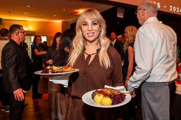 abb Annemarie Eilfeld Sangerin as celebrity waiter serving plates with Gaensekeuele red cabbage and dumplings at the 31 Frank Zander Christmas party Christmas dinner for homeless and needy people 2025 at Estrel Convention Center on December 22, 2025 in Berlin Berlin Germany