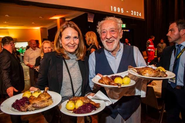 abb Christiane Zander and Dieter Hallervorden the couple as celebrity waiters serving plates with Gaensekeuele red cabbage and dumplings at the 31 Frank Zander Christmas Party Christmas Dinner for Homeless and Needy People 2025 at Estrel Convention Center on December 22, 2025 in Berlin Berlin Germany