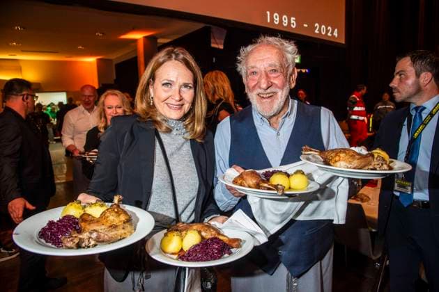 abb Christiane Zander and Dieter Hallervorden the couple as celebrity waiters serving plates with Gaensekeuele red cabbage and dumplings at the 31 Frank Zander Christmas Party Christmas Dinner for Homeless and Needy People 2025 at Estrel Convention Center on December 22, 2025 in Berlin Berlin Germany