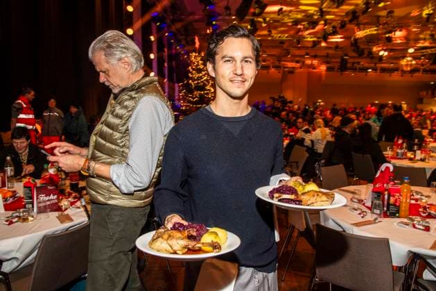 abb Tim Oliver Schultz as celebrity waiter serving plates with Gaensekeuele red cabbage and dumplings at the 31 Frank Zander Christmas Party Christmas Dinner for Homeless and Needy People 2025 at Estrel Convention Center on December 22, 2025 in Berlin Berlin Germany
