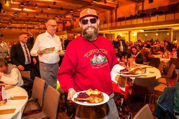 abb Rapper MC Fitti as celebrity waiter serving plates with Gaensekeuele red cabbage and dumplings at the 31 Frank Zander Christmas party Christmas dinner for homeless and needy people 2025 at Estrel Convention Center on December 22, 2025 in Berlin Berlin Germany