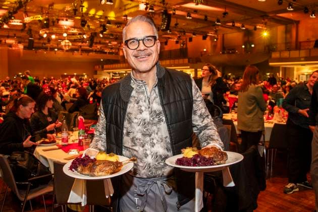 abb Karsten Speck actor as celebrity waiter serving plates with Gaensekeuele red cabbage and dumplings at the 31 Frank Zander Christmas party Christmas dinner for homeless and needy people 2025 at Estrel Convention Center on December 22, 2025 in Berlin Berlin Germany