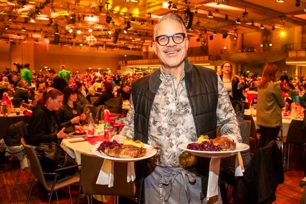 abb Karsten Speck actor as celebrity waiter serving plates with Gaensekeuele red cabbage and dumplings at the 31 Frank Zander Christmas party Christmas dinner for homeless and needy people 2025 at Estrel Convention Center on December 22, 2025 in Berlin Berlin Germany