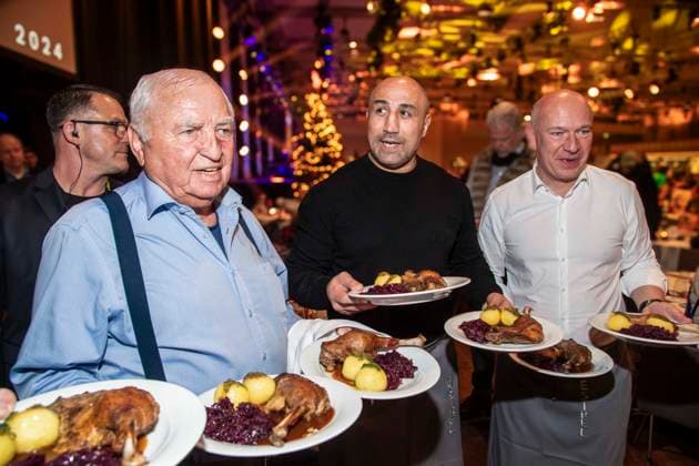 abb trainer Georg Bramowski and Ulli Wegner, Arthur Abraham boxer and Kai Wegner as celebrity waiter serving plates with Gaensekeuele red cabbage and dumplings at the 31 Frank Zander Christmas party Christmas dinner for homeless and needy people 2025 at Estrel Convention Center on December 22, 2025 in Berlin Berlin Germany