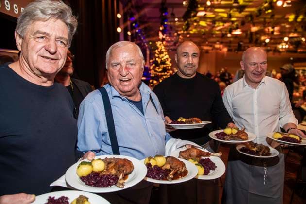 abb trainer Georg Bramowski and Ulli Wegner, Arthur Abraham boxer and Kai Wegner as celebrity waiter serving plates with Gaensekeuele red cabbage and dumplings at the 31 Frank Zander Christmas party Christmas dinner for homeless and needy people 2025 at Estrel Convention Center on December 22, 2025 in Berlin Berlin Germany