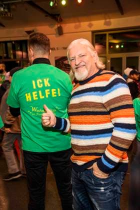 abb Frank Kessler actor as celebrity waiter serving Gaensekeuele at the 31 Frank Zander Christmas party Christmas dinner for homeless and needy people at Estrel Convention Center amn 22 12 2025 in Berlin Berlin Germany