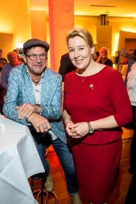 abb Bernd Regenauer and Franziska Giffey as guests at the 31 Frank Zander Christmas party the annual Christmas dinner for homeless people in need at the Estrel Convention Center amn 22 12 2025 in Berlin Berlin Germany
