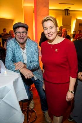 abb Bernd Regenauer and Franziska Giffey as guests at the 31 Frank Zander Christmas party the annual Christmas dinner for homeless people in need at the Estrel Convention Center amn 22 12 2025 in Berlin Berlin Germany