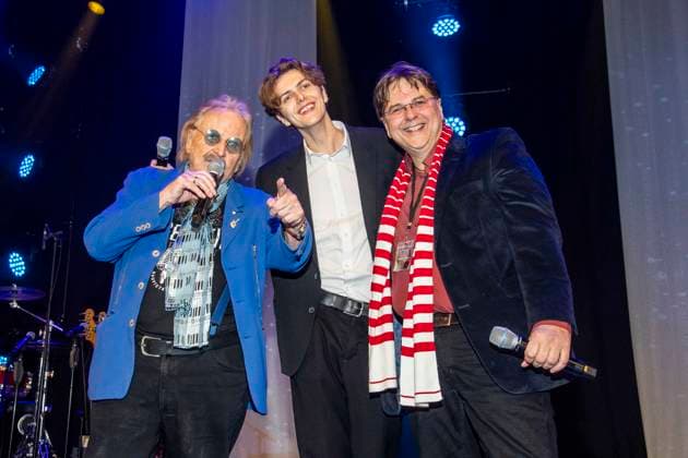 abb Frank Zander Elias Zander grandson and Marcus Zander at the 31 Christmas party Christmas dinner for homeless and needy people at the Estrel Convention Center amn 22 12 2025 in Berlin Berlin Germany
