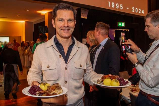abb Steffen Krach as celebrity waiter serving plates with Gaensekeuele red cabbage and dumplings at the 31 Frank Zander Christmas party Christmas dinner for homeless and needy people 2025 at Estrel Convention Center on December 22, 2025 in Berlin Berlin Germany