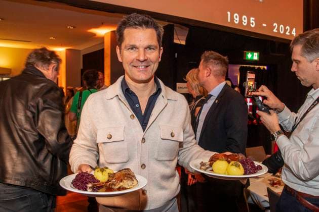 abb Steffen Krach as celebrity waiter serving plates with Gaensekeuele red cabbage and dumplings at the 31 Frank Zander Christmas party Christmas dinner for homeless and needy people 2025 at Estrel Convention Center on December 22, 2025 in Berlin Berlin Germany
