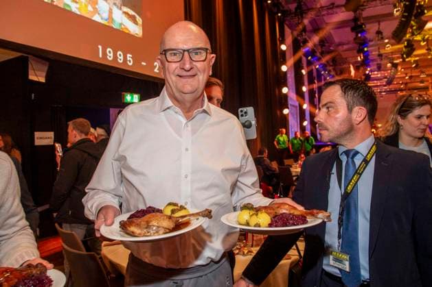abb Dietmar Woidke MP Brandenburg as celebrity waiter serving plates with Gaensekeuele red cabbage and dumplings at the 31 Frank Zander Christmas party Christmas dinner for homeless and needy people 2025 at Estrel Convention Center on December 22, 2025 in Berlin Berlin Germany