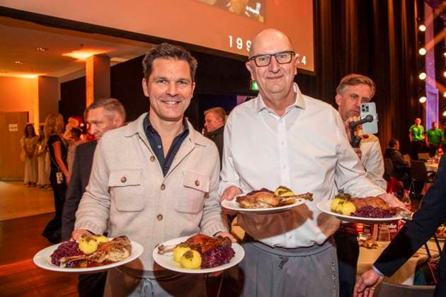 abb Steffen Krach and Dietmar Woidke as celebrity waiters serving plates with Gaensekeuele red cabbage and dumplings at the 31 Frank Zander Christmas Party Christmas Dinner for Homeless and Needy People 2025 at Estrel Convention Center on December 22, 2025 in Berlin Berlin Germany