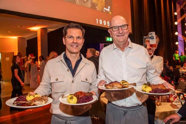 abb Steffen Krach and Dietmar Woidke as celebrity waiters serving plates with Gaensekeuele red cabbage and dumplings at the 31 Frank Zander Christmas Party Christmas Dinner for Homeless and Needy People 2025 at Estrel Convention Center on December 22, 2025 in Berlin Berlin Germany