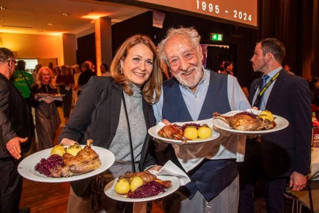 abb Christiane Zander and Dieter Hallervorden the couple as celebrity waiters serving plates with Gaensekeuele red cabbage and dumplings at the 31 Frank Zander Christmas Party Christmas Dinner for Homeless and Needy People 2025 at Estrel Convention Center on December 22, 2025 in Berlin Berlin Germany