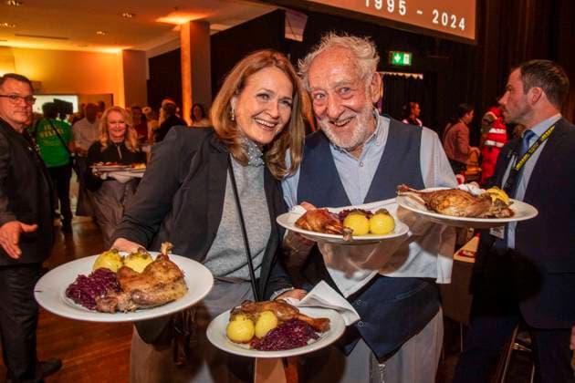 abb Christiane Zander and Dieter Hallervorden the couple as celebrity waiters serving plates with Gaensekeuele red cabbage and dumplings at the 31 Frank Zander Christmas Party Christmas Dinner for Homeless and Needy People 2025 at Estrel Convention Center on December 22, 2025 in Berlin Berlin Germany