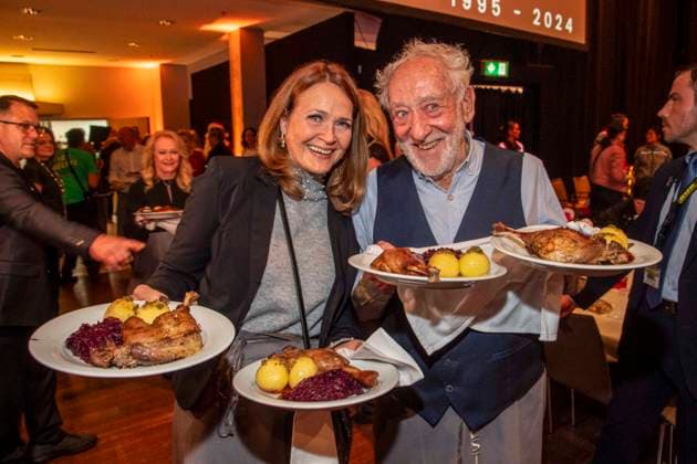 abb: Christiane Zander und Dieter Hallervorden das Ehepaar als Promi Kellner beim Servieren von Teller mit Gaensekeuele Rotkohl und Kloesse bei der 31. Frank Zander Weihnachtsfeier Weihnachtsessen fuer Obdachlose und Beduerftige Menschen 2025 im Estrel Convention Center am 22.12.2025 in Berlin Berlin Deutschland *** abb Christiane Zander and Dieter Hallervorden the couple as celebrity waiters serving plates with Gaensekeuele red cabbage and dumplings at the 31 Frank Zander Christmas Party Christmas Dinner for Homeless and Needy People 2025 at Estrel Convention Center on December 22, 2025 in Berlin Berlin Germany