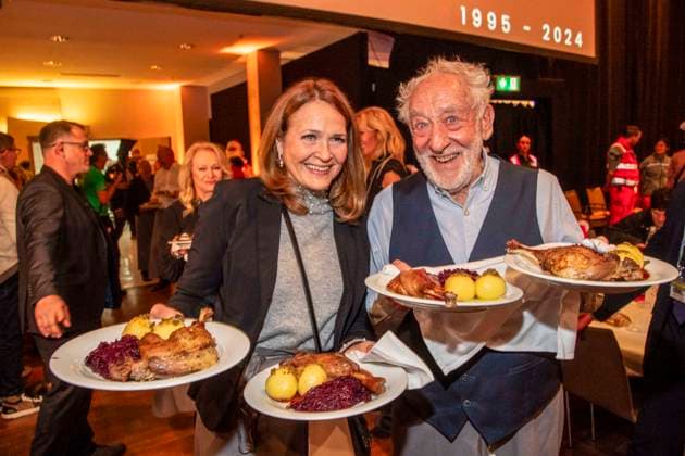 abb Christiane Zander and Dieter Hallervorden the couple as celebrity waiters serving plates with Gaensekeuele red cabbage and dumplings at the 31 Frank Zander Christmas Party Christmas Dinner for Homeless and Needy People 2025 at Estrel Convention Center on December 22, 2025 in Berlin Berlin Germany