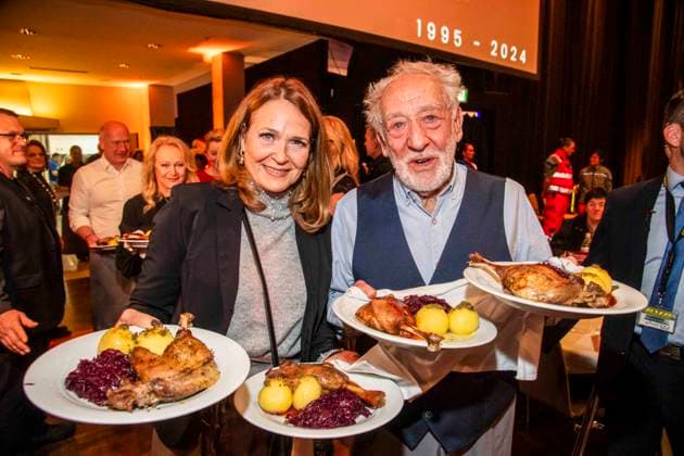 abb Christiane Zander and Dieter Hallervorden the couple as celebrity waiters serving plates with Gaensekeuele red cabbage and dumplings at the 31 Frank Zander Christmas Party Christmas Dinner for Homeless and Needy People 2025 at Estrel Convention Center on December 22, 2025 in Berlin Berlin Germany