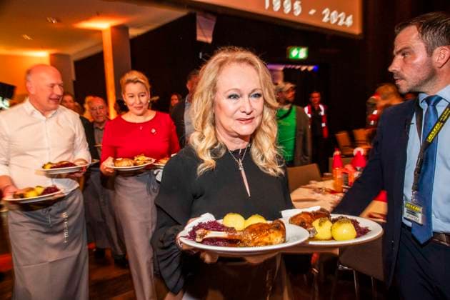 abb Kai Wegner, Franziska Giffey and Nicole as celebrity waiters serving plates with Gaensekeuele red cabbage and dumplings at the 31 Frank Zander Christmas Party Christmas Dinner for Homeless and Needy People 2025 at Estrel Convention Center on December 22, 2025 in Berlin Berlin Germany
