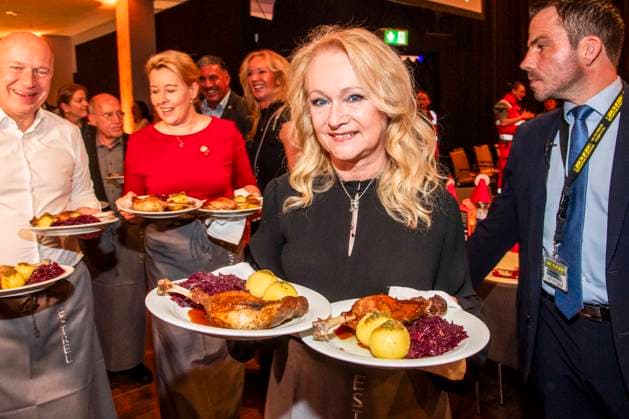 abb Kai Wegner, Franziska Giffey and Nicole as celebrity waiters serving plates with Gaensekeuele red cabbage and dumplings at the 31 Frank Zander Christmas Party Christmas Dinner for Homeless and Needy People 2025 at Estrel Convention Center on December 22, 2025 in Berlin Berlin Germany