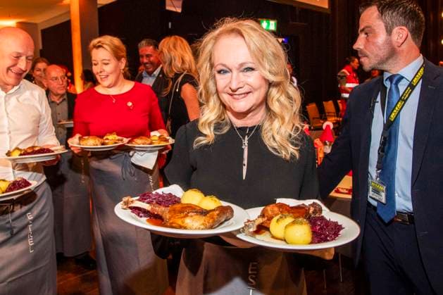 abb Kai Wegner, Franziska Giffey and Nicole as celebrity waiters serving plates with Gaensekeuele red cabbage and dumplings at the 31 Frank Zander Christmas Party Christmas Dinner for Homeless and Needy People 2025 at Estrel Convention Center on December 22, 2025 in Berlin Berlin Germany