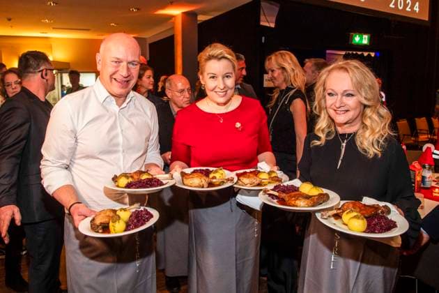 abb Kai Wegner, Franziska Giffey and Nicole as celebrity waiters serving plates with Gaensekeuele red cabbage and dumplings at the 31 Frank Zander Christmas Party Christmas Dinner for Homeless and Needy People 2025 at Estrel Convention Center on December 22, 2025 in Berlin Berlin Germany