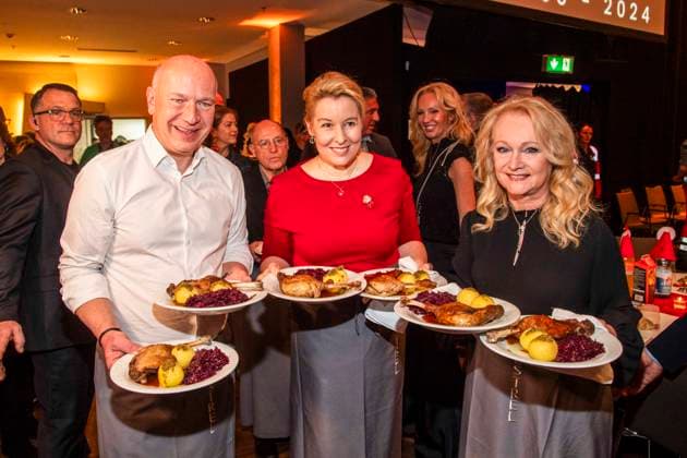 abb Kai Wegner, Franziska Giffey and Nicole as celebrity waiters serving plates with Gaensekeuele red cabbage and dumplings at the 31 Frank Zander Christmas Party Christmas Dinner for Homeless and Needy People 2025 at Estrel Convention Center on December 22, 2025 in Berlin Berlin Germany