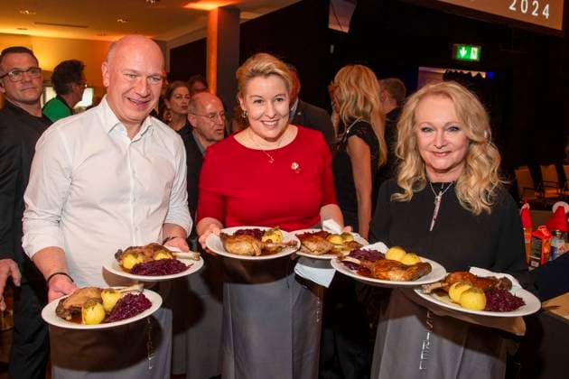 abb Kai Wegner, Franziska Giffey and Nicole as celebrity waiters serving plates with Gaensekeuele red cabbage and dumplings at the 31 Frank Zander Christmas Party Christmas Dinner for Homeless and Needy People 2025 at Estrel Convention Center on December 22, 2025 in Berlin Berlin Germany