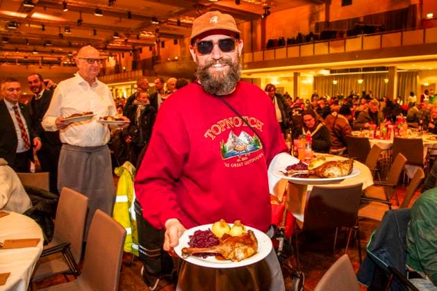 abb Rapper MC Fitti as celebrity waiter serving plates with Gaensekeuele red cabbage and dumplings at the 31 Frank Zander Christmas party Christmas dinner for homeless and needy people 2025 at Estrel Convention Center on December 22, 2025 in Berlin Berlin Germany