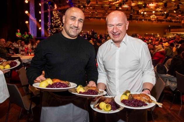 abb Arthur Abraham and Kai Wegner boxers as celebrity waiters serving plates with Gaensekeuele red cabbage and dumplings at the 31 Frank Zander Christmas party Christmas dinner for homeless and needy people 2025 at Estrel Convention Center on December 22, 2025 in Berlin Berlin Germany