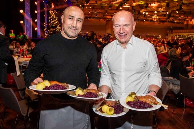 abb Arthur Abraham and Kai Wegner boxers as celebrity waiters serving plates with Gaensekeuele red cabbage and dumplings at the 31 Frank Zander Christmas party Christmas dinner for homeless and needy people 2025 at Estrel Convention Center on December 22, 2025 in Berlin Berlin Germany