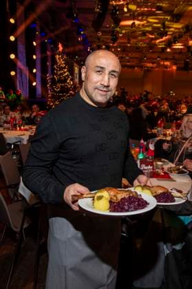 abb Arthur Abraham ex boxer as celebrity waiter serving plates with Gaensekeuele red cabbage and dumplings at the 31 Frank Zander Christmas party Christmas dinner for homeless and needy people 2025 at Estrel Convention Center on December 22, 2025 in Berlin Berlin Germany