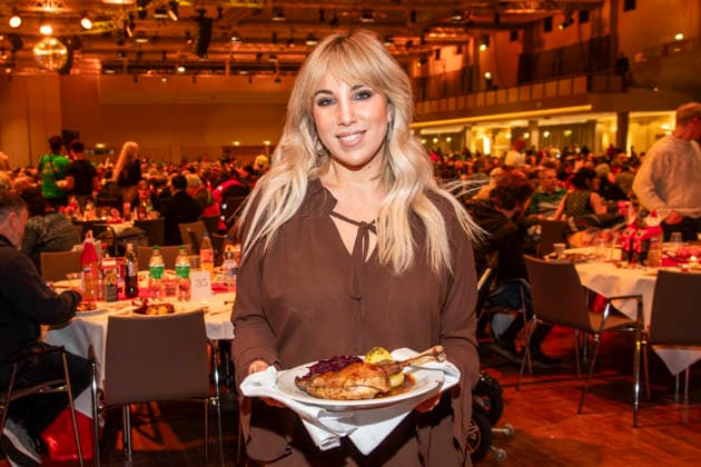 abb Annemarie Eilfeld singer as celebrity waiter serving plates with Gaensekeuele red cabbage and dumplings at the 31 Frank Zander Christmas party Christmas dinner for homeless and needy people 2025 at Estrel Convention Center on December 22, 2025 in Berlin Berlin Germany