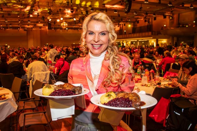 abb Victoria Herrmann presenter as celebrity waiter serving plates with Gaensekeuele red cabbage and dumplings at the 31 Frank Zander Christmas party Christmas dinner for homeless and needy people 2025 at Estrel Convention Center on December 22, 2025 in Berlin Berlin Germany