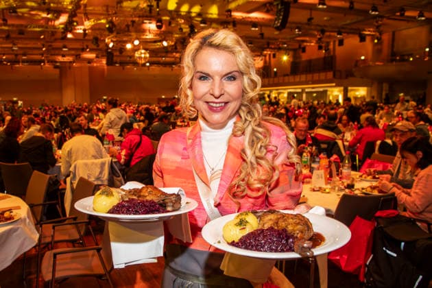 abb Victoria Herrmann presenter as celebrity waiter serving plates with Gaensekeuele red cabbage and dumplings at the 31 Frank Zander Christmas party Christmas dinner for homeless and needy people 2025 at Estrel Convention Center on December 22, 2025 in Berlin Berlin Germany