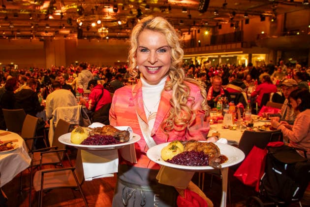 abb Victoria Herrmann presenter as celebrity waiter serving plates with Gaensekeuele red cabbage and dumplings at the 31 Frank Zander Christmas party Christmas dinner for homeless and needy people 2025 at Estrel Convention Center on December 22, 2025 in Berlin Berlin Germany