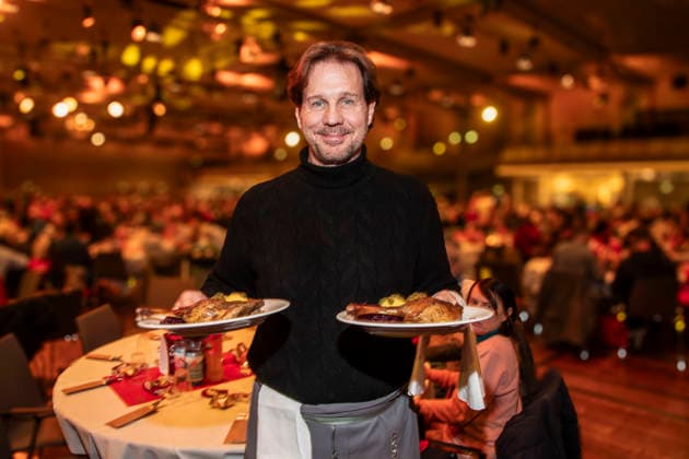 abb: Thomas Heinze Schauspieler als Promi Kellner beim Servieren von Teller mit Gaensekeuele Rotkohl und Kloesse bei der 31. Frank Zander Weihnachtsfeier Weihnachtsessen fuer Obdachlose und Beduerftige Menschen 2025 im Estrel Convention Center am 22.12.2025 in Berlin Berlin Deutschland
