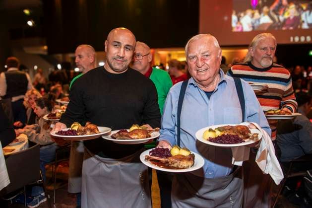 abb: Arthur Abraham und Ulli Wegner Boxer Trainer als Promi Kellner beim Servieren von Teller mit Gaensekeuele Rotkohl und Kloesse bei der 31. Frank Zander Weihnachtsfeier Weihnachtsessen fuer Obdachlose und Beduerftige Menschen 2025 im Estrel Convention Center am 22.12.2025 in Berlin Berlin Deutschland