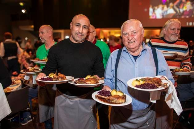 abb: Arthur Abraham und Ulli Wegner Boxer Trainer als Promi Kellner beim Servieren von Teller mit Gaensekeuele Rotkohl und Kloesse bei der 31. Frank Zander Weihnachtsfeier Weihnachtsessen fuer Obdachlose und Beduerftige Menschen 2025 im Estrel Convention Center am 22.12.2025 in Berlin Berlin Deutschland