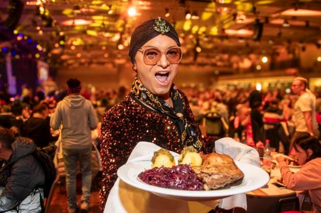 abb: Julian F. M. Stoeckel als Promi Kellner beim Servieren von Teller mit Gaensekeuele Rotkohl und Kloesse bei der 31. Frank Zander Weihnachtsfeier Weihnachtsessen fuer Obdachlose und Beduerftige Menschen 2025 im Estrel Convention Center am 22.12.2025 in Berlin Berlin Deutschland