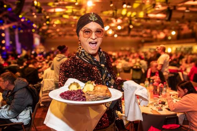 abb: Julian F. M. Stoeckel als Promi Kellner beim Servieren von Teller mit Gaensekeuele Rotkohl und Kloesse bei der 31. Frank Zander Weihnachtsfeier Weihnachtsessen fuer Obdachlose und Beduerftige Menschen 2025 im Estrel Convention Center am 22.12.2025 in Berlin Berlin Deutschland